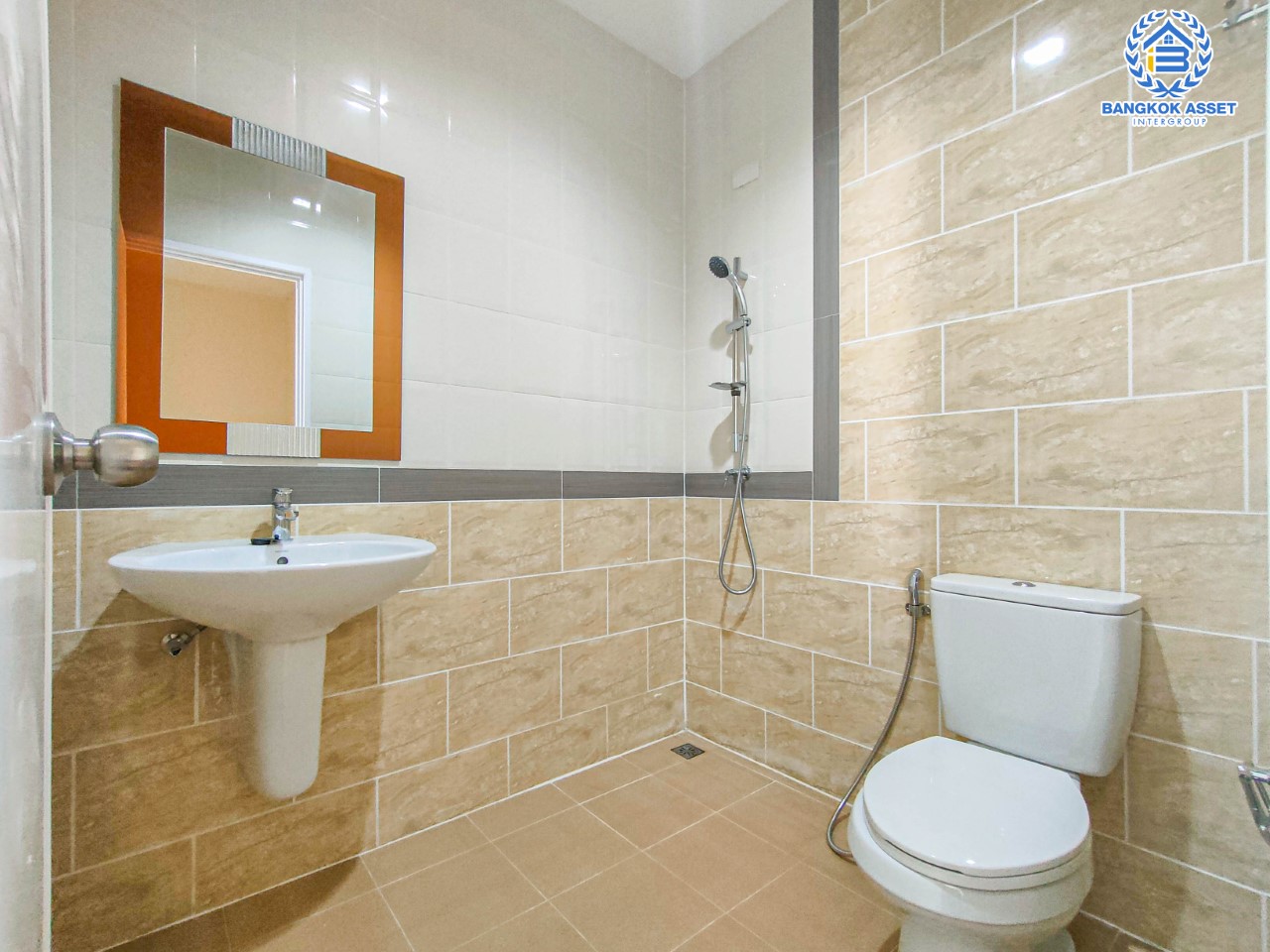 ทาวน์เฮ้าส์มือสองย่านนนทบุรี ม.โกลเด้นทาวน์ ชัยพฤกษ์-วงแหวน บนเนื้อที่ 16.5 ตร.ว. ฟังก์ชัน 2 ห้องนอน 2 ห้องน้ำ 1 ที่จอดรถ ต่อเติมหลังคาโรงรถพร้อม ทำเลเชื่อมต่อถ.บางกรวย-ไทรน้อย, ถ.กาญจนาภิเษก, ถ.ชัยพฤกษ์ ใกล้เซ็นทรัลเวสต์เกต